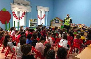 Jandarmadan 8 bin 263 öğrenciye trafik kurallarıyla...