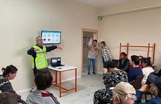 Jandarmadan bakıma muhtaç vatandaşlara trafik bilgilendirmesi