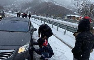 Jandarmadan yolda kalan vatandaşlara yardım eli