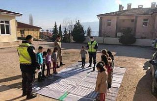 Jandarmalardan oyun oynar gibi trafik eğitimi aldılar