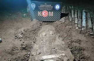 Kabartmalı mezar stelini çıkarmaya çalışırken...