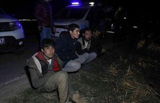 Kaçak göçmen taşıyan minibüs polisten kaçarken...