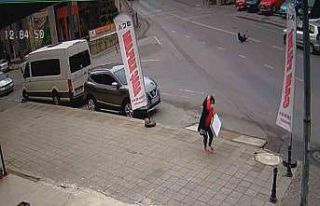 Kadıköy’de köpeğe çarpan sürücü umursamadan...