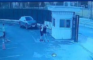 Kadıköy’de liseli öğrenciye darp: Yol kesip...