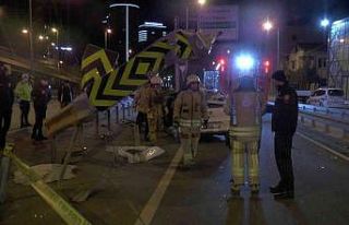 Kadıköy’de otomobil ok gibi bariyerlere saplandı:...