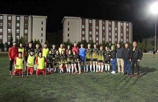 Kadın futbol takımı ve ampute sporcular kadına...
