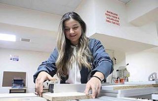 Kadın mobilya ustası, sektörün aranan elemanı...