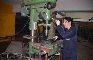 Kadın öğretmen yaptığı kaynakla erkeklere taş...