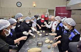 Kadın polisler, şeflerle bekmek yaptı