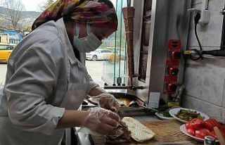 Kadın usta 23 yıldır ateşin başında döner kesiyor