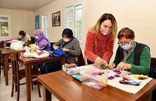 Kadınlar el emeği ile üretiyor