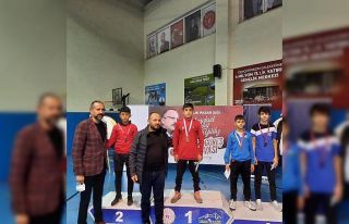 Kağıtsporlu güreşçiler kürsüdeki yerini aldı