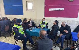 Kahvehanelerdeki vatandaşlara trafik kuralları anlatıldı