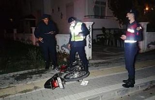Kaldırıma çıkan motosiklet anne ve çocuklarına...