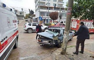 Kaldırımda bekleyen iki öğrenci kazadan elektrik...