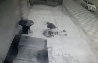 Kalp krizi geçirdiği anlar kamerada: Bir anda yere...