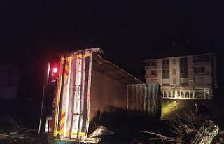 Kamyon elektrik direğine çarptı, mahalle karanlığa...