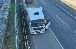 Kamyon kupası üzerine devrildi