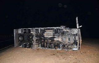 Kamyon şarampole devrildi, sürücü kazayı yara...