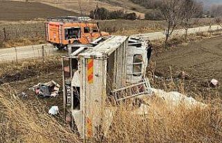 Kamyon şarampole yuvarlandı: 1 ölü, 2 yaralı