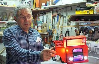 Kamyon ve otobüslere olan tutkusunu maketlere yansıttı