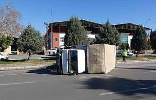 Kamyon yan yattı, sürücüsü yara almadan kurtuldu
