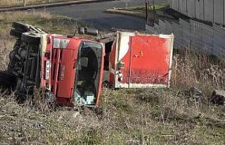 Kamyonet çayırlık alana devrildi: Sürücüyü...