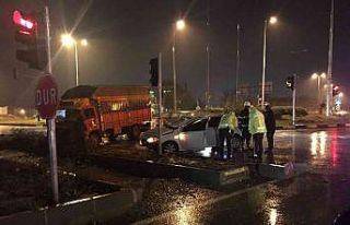 Kamyonet kırmızı ışıkta geçti kazaya sebebiyet...