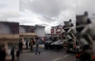 Kamyonette çıkan yangını beton mikseri söndürdü