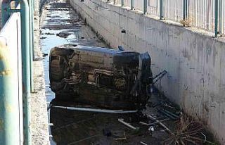 Kanala düşen otomobilin sürücüsü yaralandı