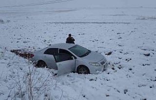 Kar kazaya neden oldu, savrulan araç şarampole uçtu