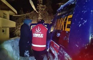 Kar nedeniyle köy yolu kapanan hastanın imdadına...