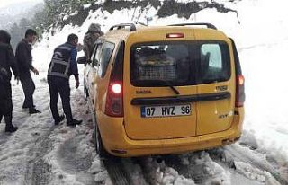 Kar sebebiyle kapanan yollarda zorlu mesai