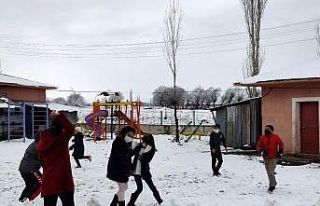 Kar sürücülere çile çocuklara neşe oldu