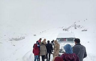 Kar ve tipide mahsur kalan 20 öğrenci kurtarıldı