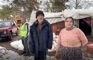Kar yağışı nedeniyle yaylada mahsur kalan aile...