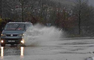 Karayolundaki su birikintileri tehlikeye davetiye...