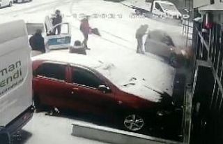 Karda kayan otomobil iş yerinin duvarına çarptı