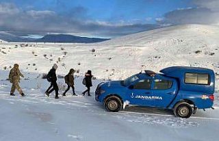 Kardan mahsur kalan öğrencileri jandarma kurtardı