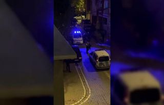 Kardeşinin evini bastı, polis gelince bıçağı...