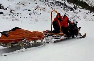Karın kapattığı yolları aşarak hamile kadını...
