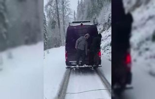 Karla kaplı Yedigöller yolunda çocukların tehlikeli...