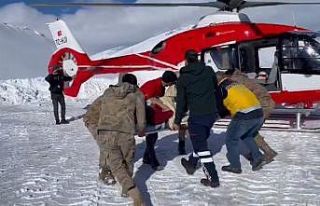 Karla kaplı yollar, Van 112’yi durduramadı