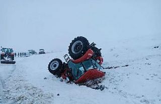 Karlı yolda traktör devrildi: 1 ölü, 2 yaralı