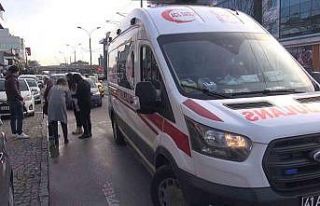 Karşıdan karşıya geçerken otomobil çarptı