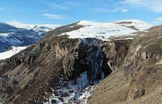 Kars’ın soğuğu şelale dondurdu