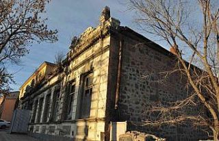 Kars’ta 100 yıllık tarihi binanın duvarlı yıkılıyor