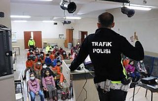 Kars’ta öğrencilere genel trafik eğitimi veriliyor