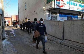 Kars’ta yakalanan 28 düzensiz göçmen sınır...