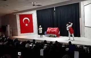 Kartepe’de çocuklar tiyatro oyunu ile eğlendi